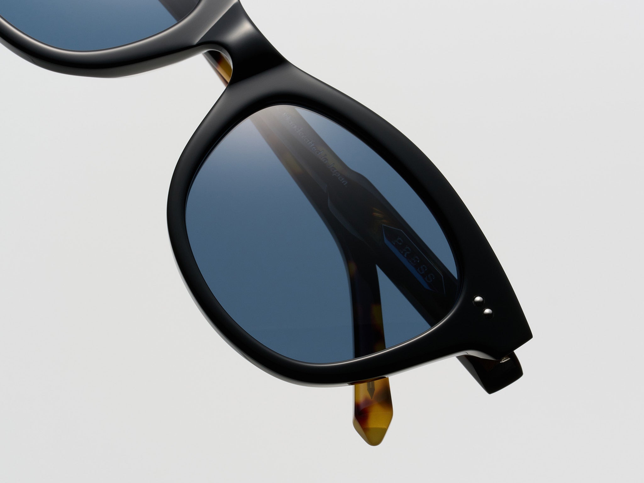 Press The Charade Black Tortoise / Silver