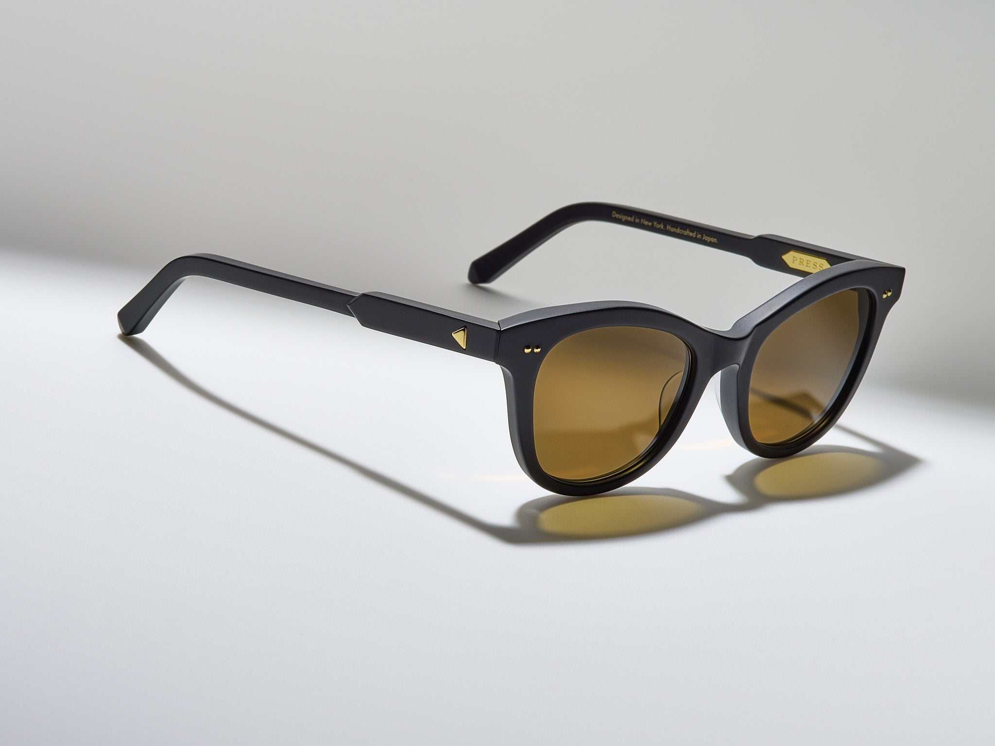 Press The Charade Matte Black / Gold